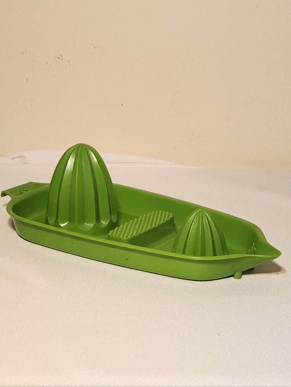 Vintage 70s Hutzler USA Avocado Green Twin Reamer Manual Hand Juicer
